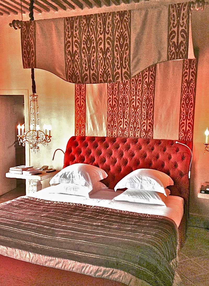 Chambre aux étoffes rouges